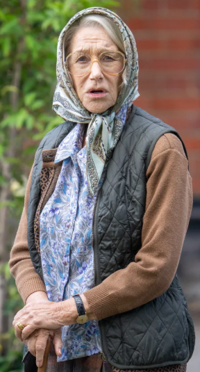 Helen Mirren travestita da vecchia nel film Il club dei delitti del giovedì sera