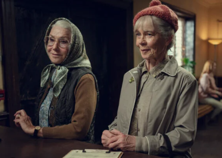 Helen Mirren travestita da vecchia nel film Il club dei delitti del giovedì sera