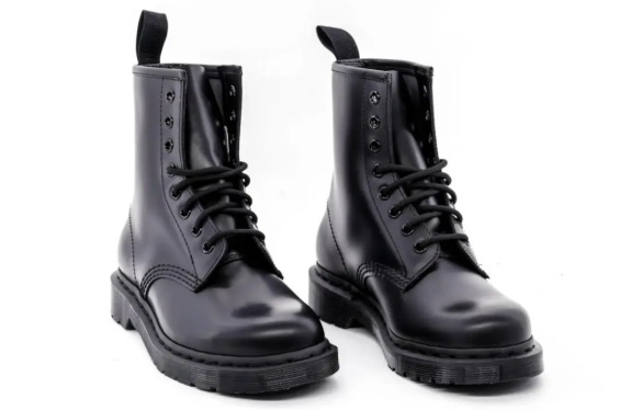 dr martens nere Vestirsi come Mercoledì Addams