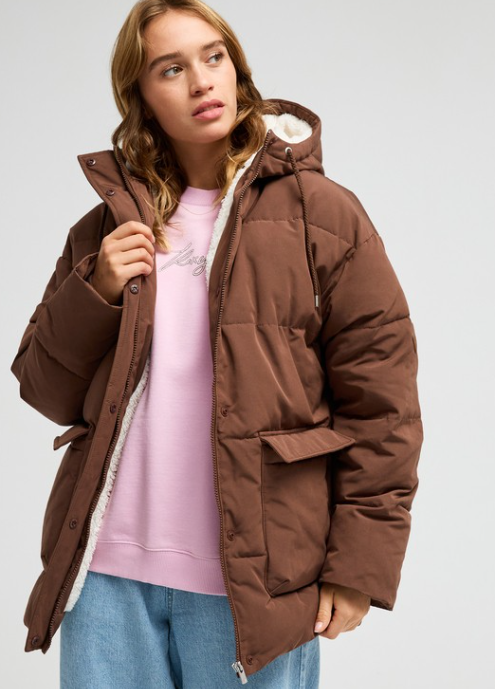 cappotto con cappuccio Il marrone caldo e raffinato dell’autunno 2026: Pantone 18-1031 Toffee