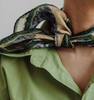 Rughe del collo: come camuffarle con un foulard senza rinunciare allo stile