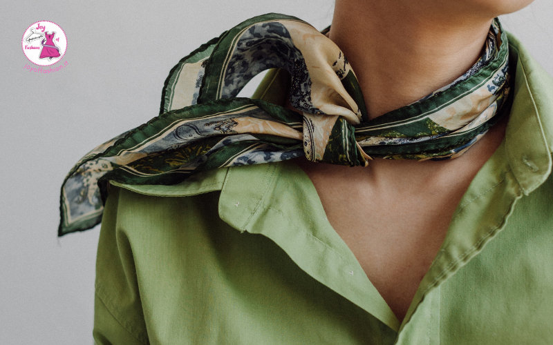 Rughe del collo: come camuffarle con un foulard senza rinunciare allo stile